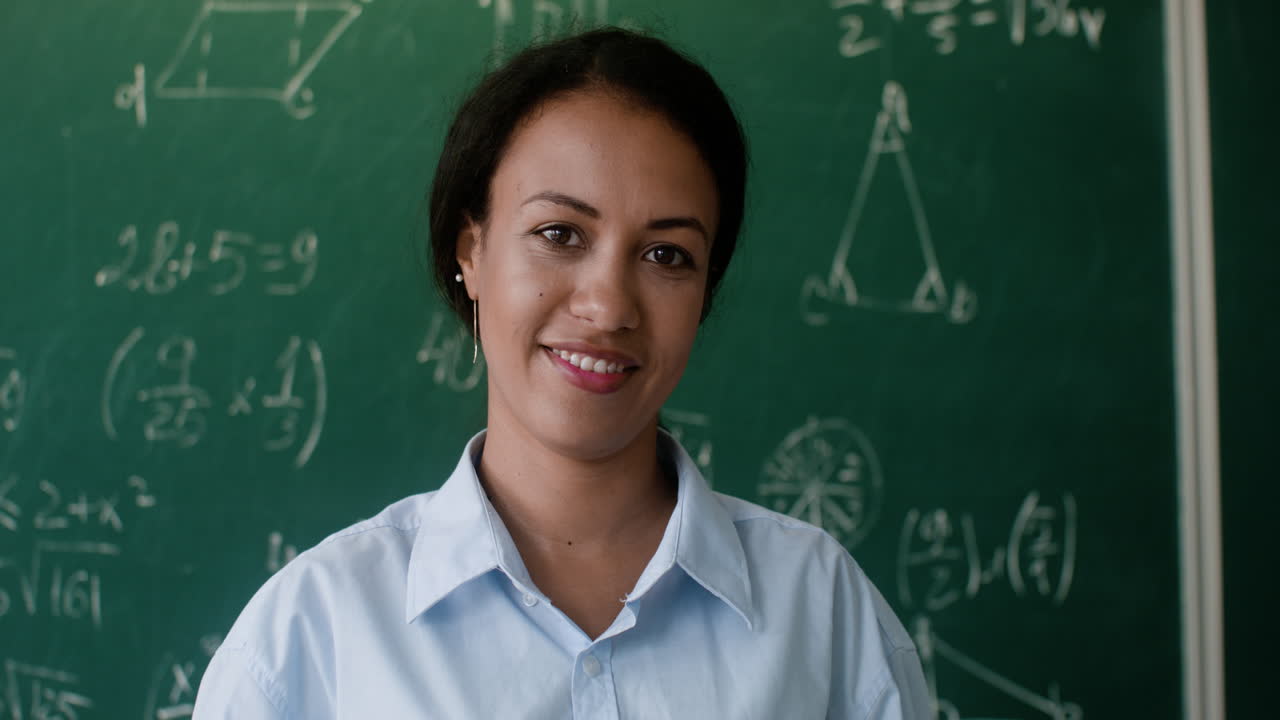 profesor mirando a la cámara.