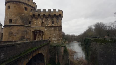 El-Castillo-De-La-Puerta-Alemana-Se-Eleva-Sobre-El-Río-Seille-En-La-Francia-Moderna.