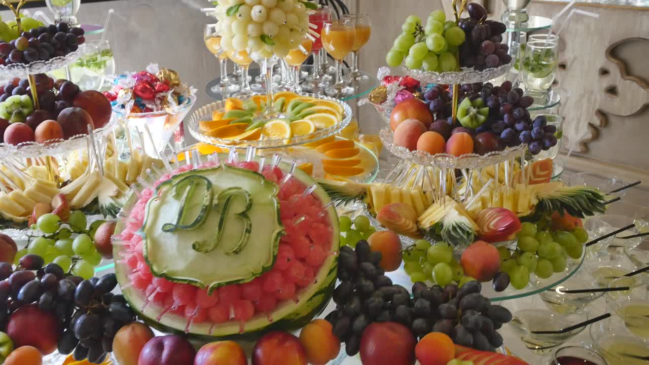 결혼식 뷔페 테이블에서 다양한 신선한 과일 - 과일과 베리 - 결혼식 테이블 장식 - 뷔페 리셉션 - 과일 와인 - 페인 - 결혼 식탁 장식