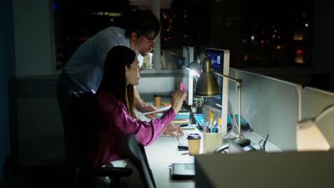 Vista-Lateral-De-Jóvenes-Ejecutivos-De-Oficina-Caucásicos-Trabajando-En-Una-Computadora-En-El-Escritorio-En-Una-Oficina-Moderna-4k