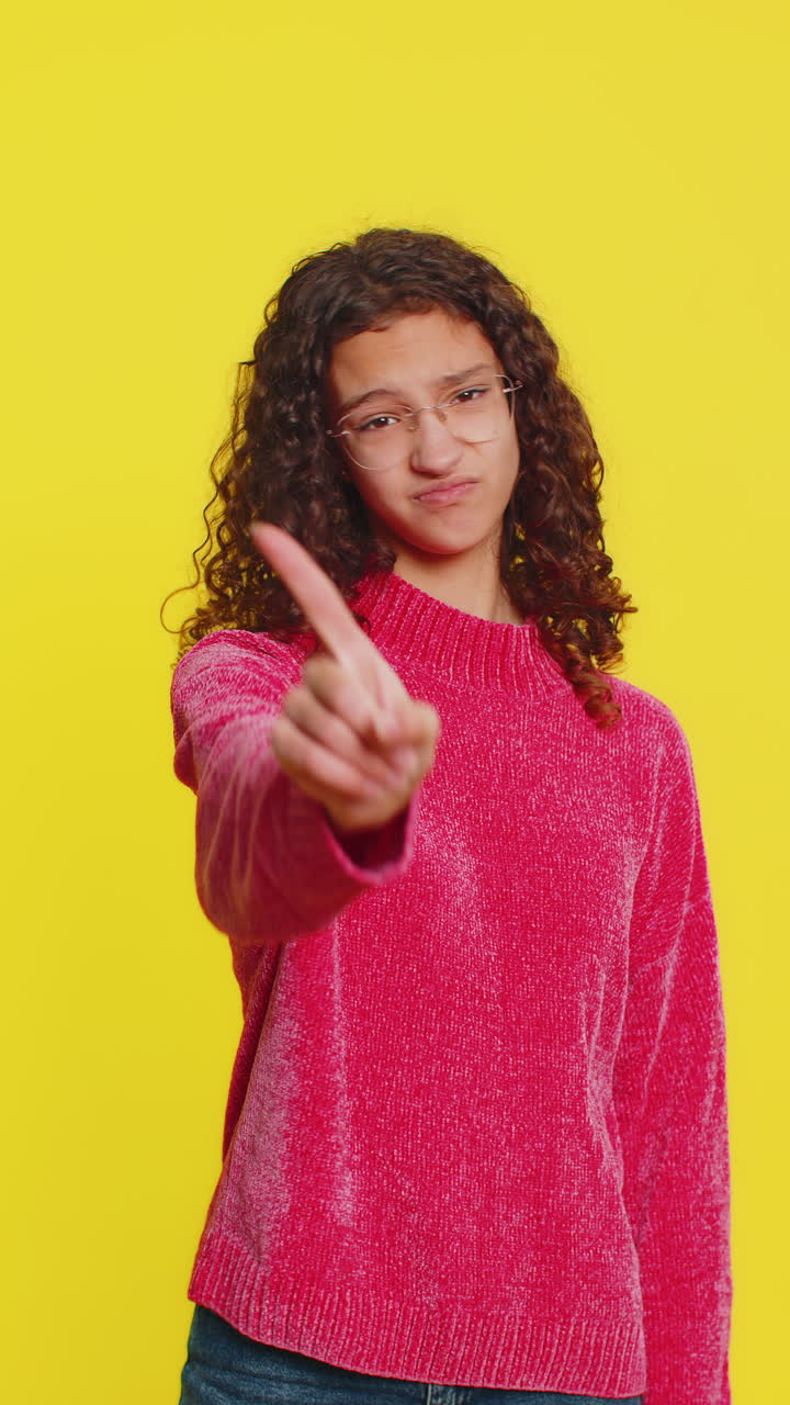 descontento chica molesta reaccionando a una idea desagradable horrible insatisfecho sacude la cabeza no no me gusta la propuesta