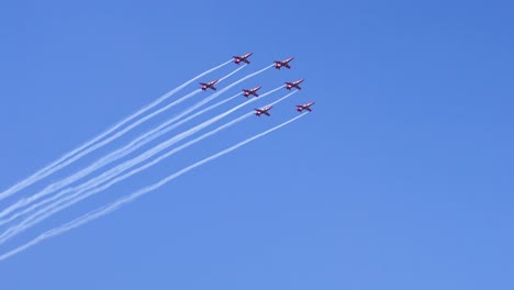 Flugvorführung-Von-Flugzeugen-Der-Kunstflugstaffel-1-Der-Indischen-Luftwaffe-Surya-Kiran