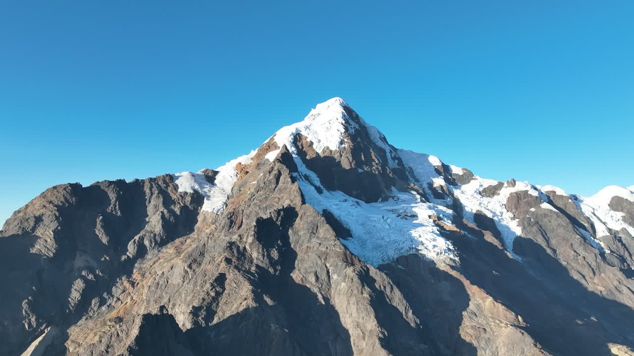 vista voladora de las montañas, la verónica cubierta de nieve, el valle sagrado, cusco