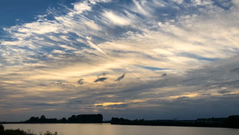nubes en movimiento al atardecer