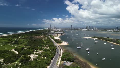 amplia gama de espacios verdes abiertos, playas de surf, vías fluviales y horizontes icónicos de la ciudad de la costa de oro, queensland, australia