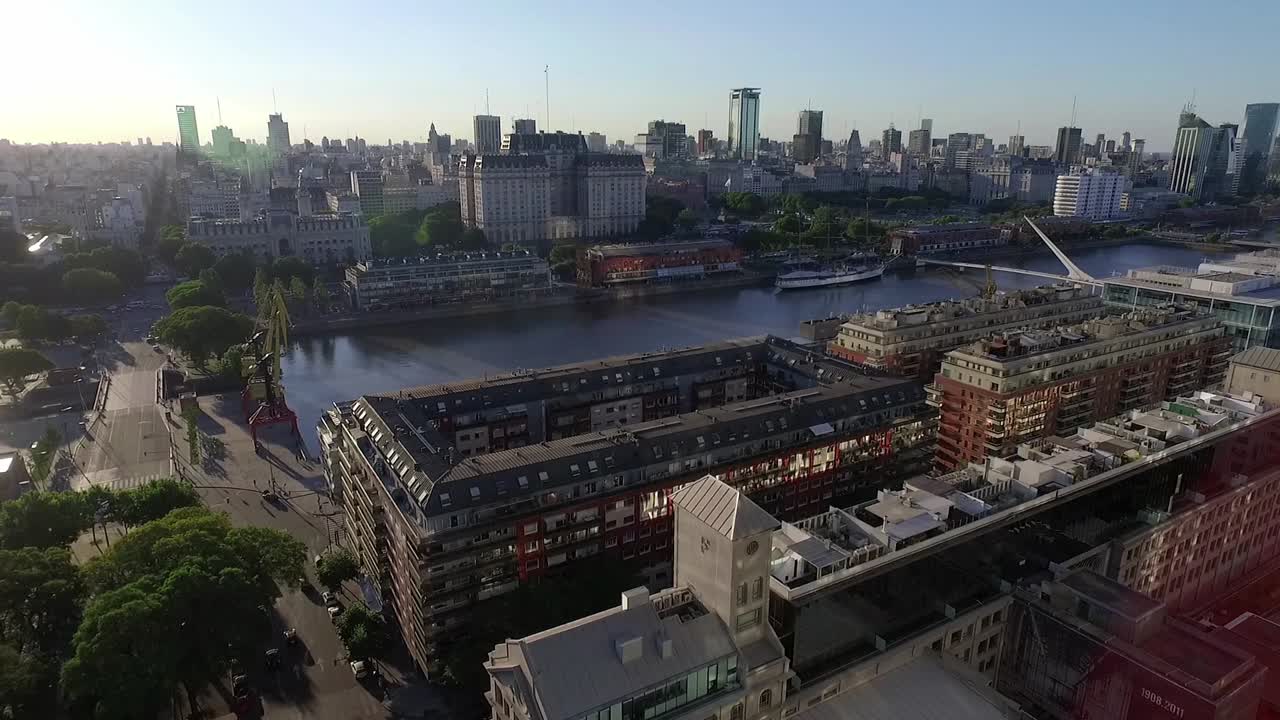 Vista aerea del lungomare di una città moderna con edifici e fiume