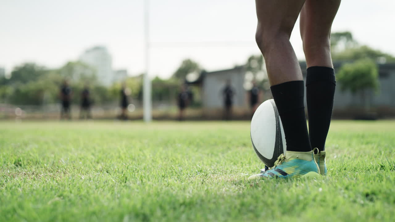 Mettendo tutta la sua potenza in quel calcio