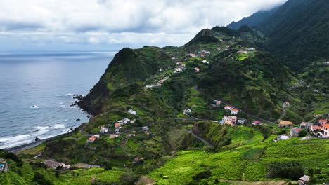 Stunning-village-spread-out-along-hillside-overlooking-Atlantic,-Madeira