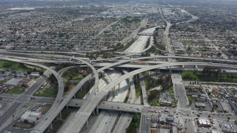 Aéreo:-Espectacular-Intercambio-Judge-Pregerson-Que-Muestra-Múltiples-Caminos,-Puentes,-Autopistas-Con-Poco-Tráfico-De-Automóviles-En-Los-Ángeles,-California,-En-Un-Hermoso-Día-Soleado