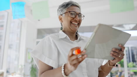 Woman,-brainstorming-and-laughing-with-tablet