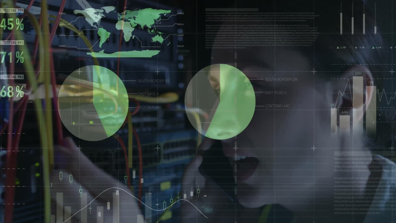 animación del procesamiento de datos sobre una ingeniera de ti caucásica con un teléfono inteligente por un servidor de computadora