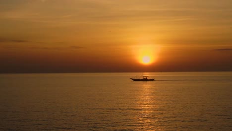 Ein-Fischerboot-Fährt-Im-Frühen-Morgenlicht-Vorbei