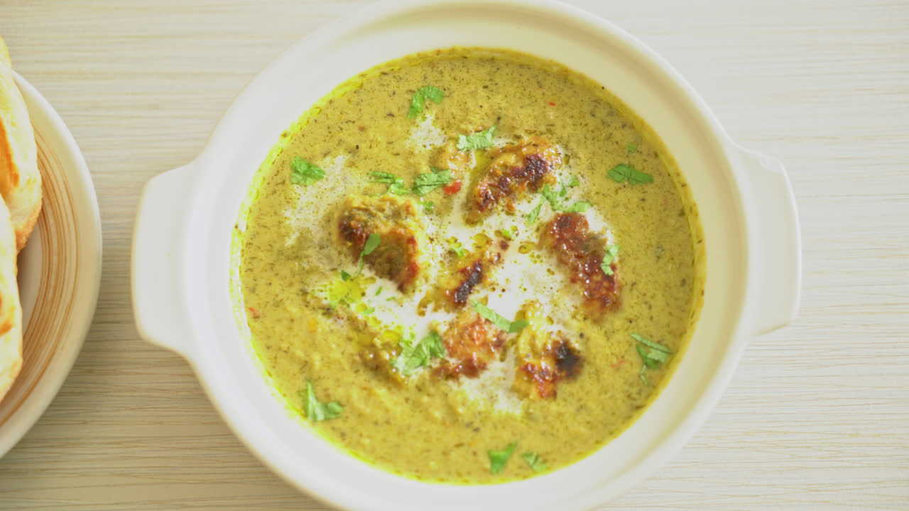 pollo afgano en curry masala verde o pollo hariyali tikka hara masala con roti o pan naan - estilo de comida india