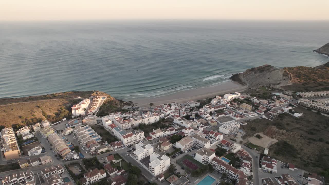 tranquila playa de burgau en portugal sin gente durante la hora dorada