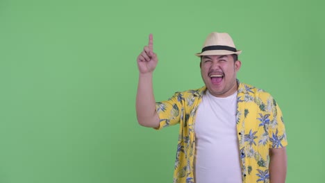 joven, guapo y gordo turista asiático