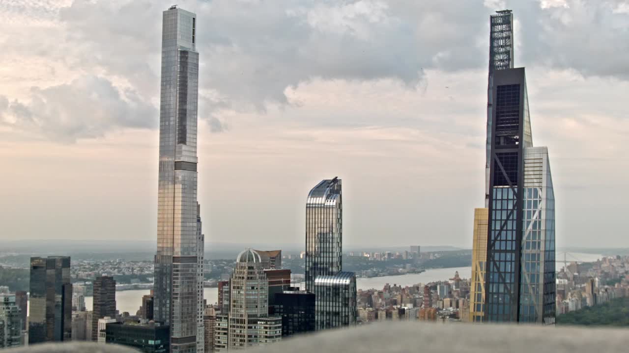 Öğleden sonra Midtown Manhattan'da yükselen modern gökdelenlerin hızlandırılmış çekimi