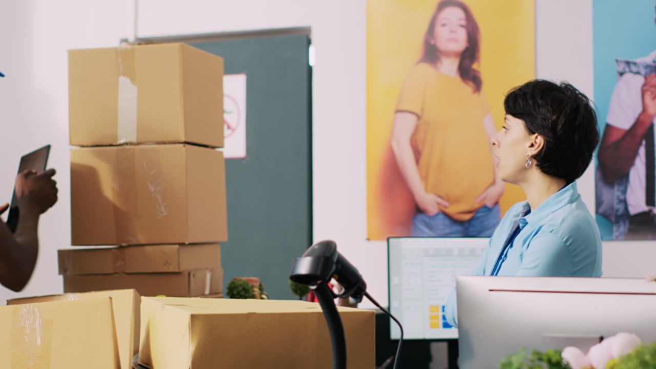 mensajero explicando el informe de distribución