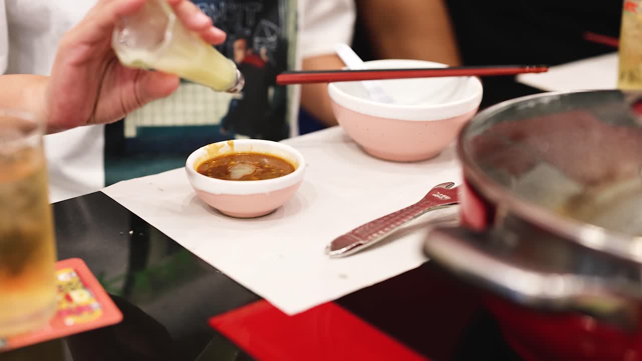 방에서 소스에 재료를 첨가하는 것