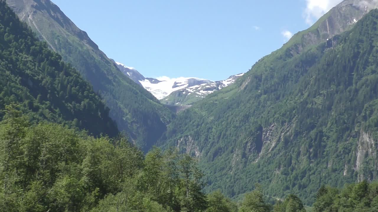 오스트리아 카프룬에 있는 알프스 산맥 계곡에 있는 클람세 호수