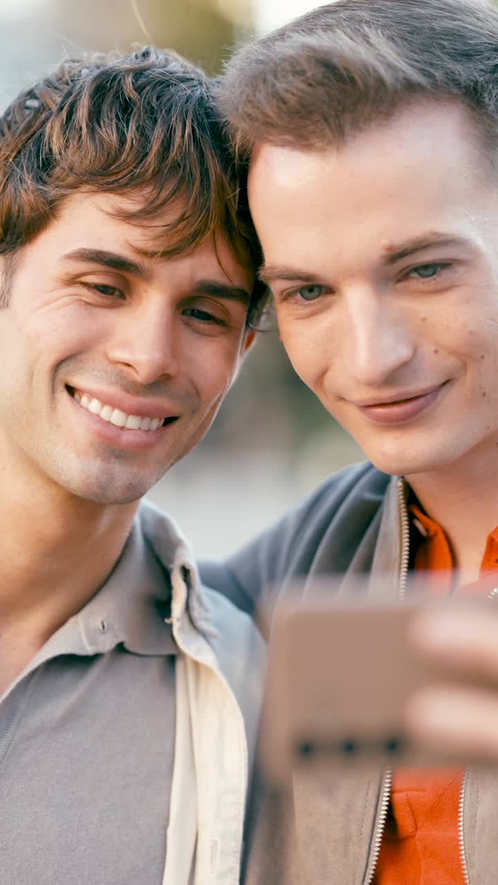 Dois amigos tomando uma selfie
