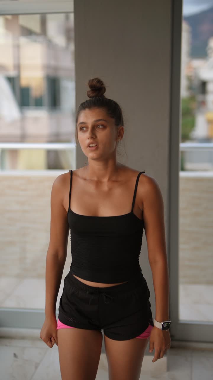 mujer joven bailando y haciendo ejercicio al aire libre