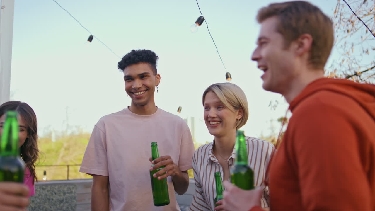 millennials alegres celebrando una fiesta al aire libre de cerca. mujer borracha con cerveza