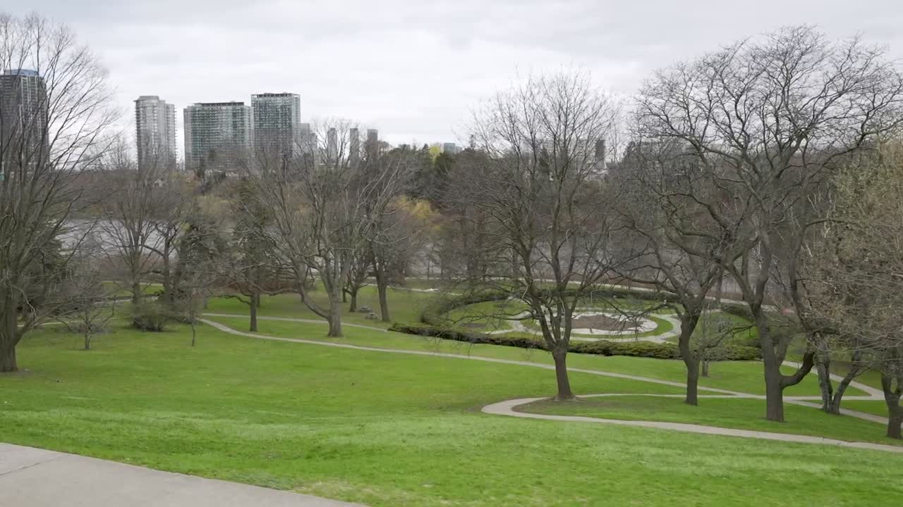 Parco di Toronto in una giornata primaverile nuvolosa