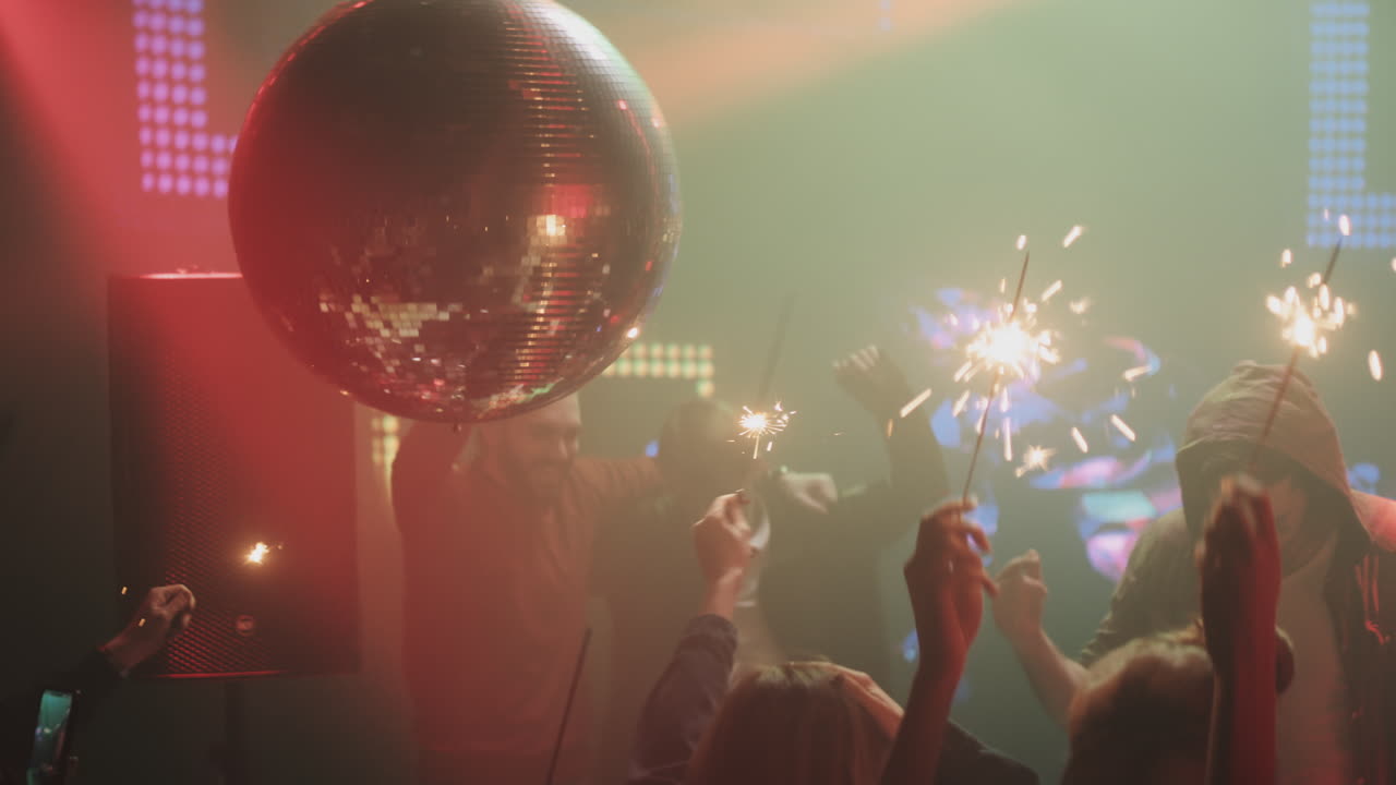 스파클러와 함께 나이트클럽 파티