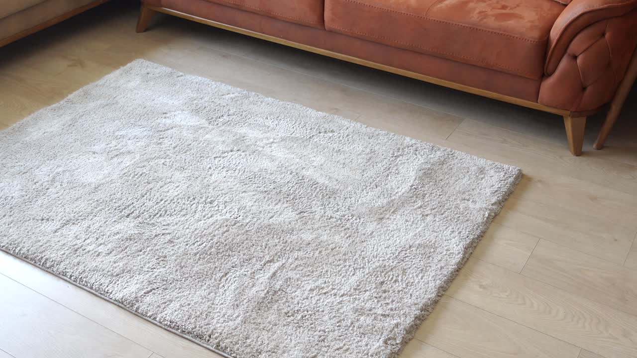 Tappeto beige in un soggiorno