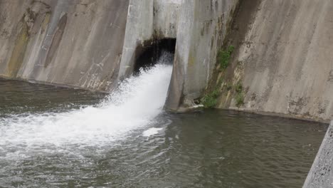 agua que corre a través de un pequeño aliviadero de una central hidroeléctrica en kolbudy, polonia