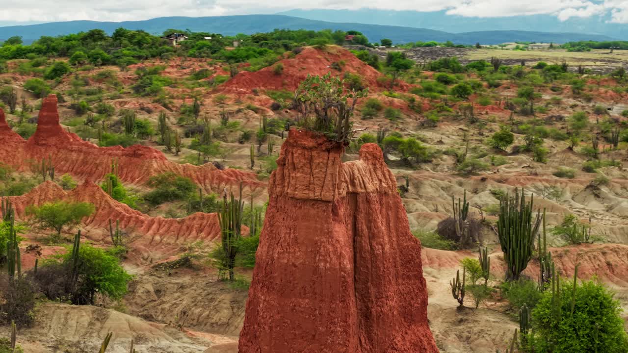 Incredibile ripresa aerea parallax al rallentatore del magnifico deserto di Tatacoa a Huila, Colombia