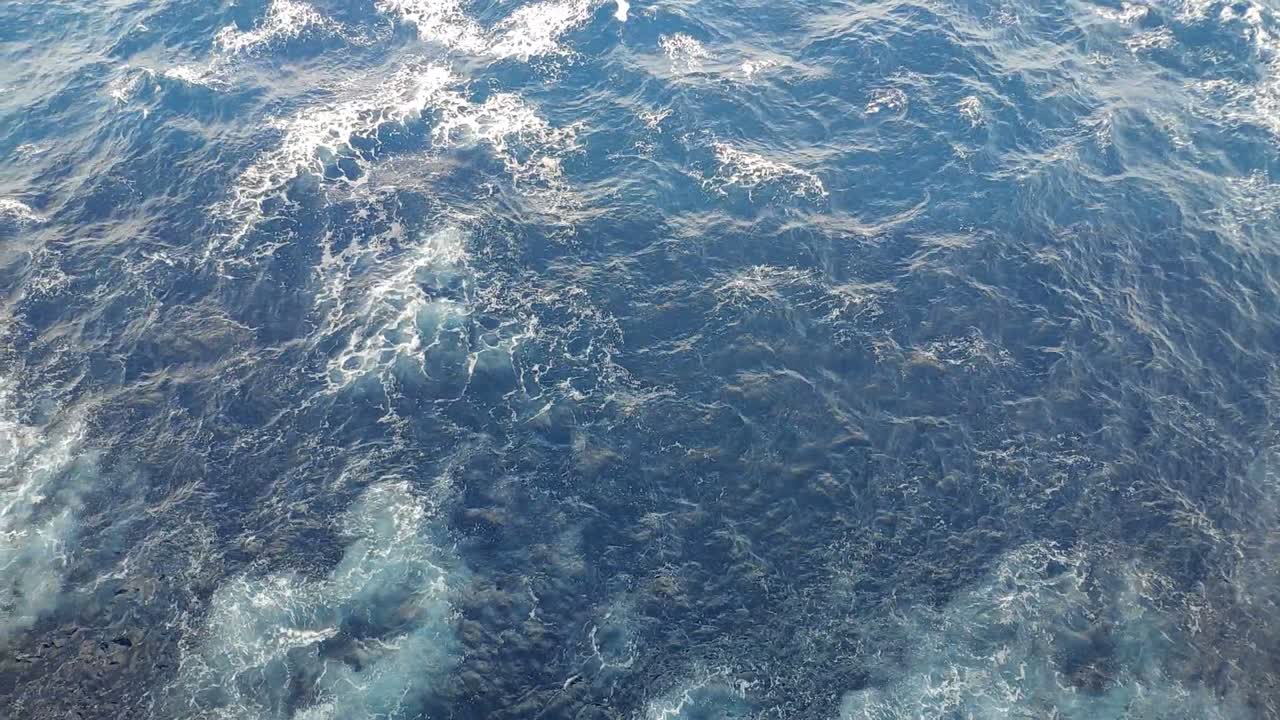 agua de mar a los lados de un crucero mientras navega
