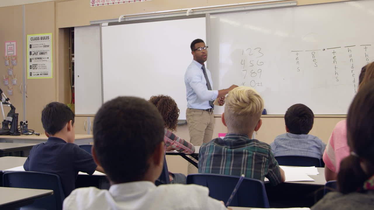 alumno haciendo una pregunta en la clase de matemáticas, vista trasera, disparado en r3d