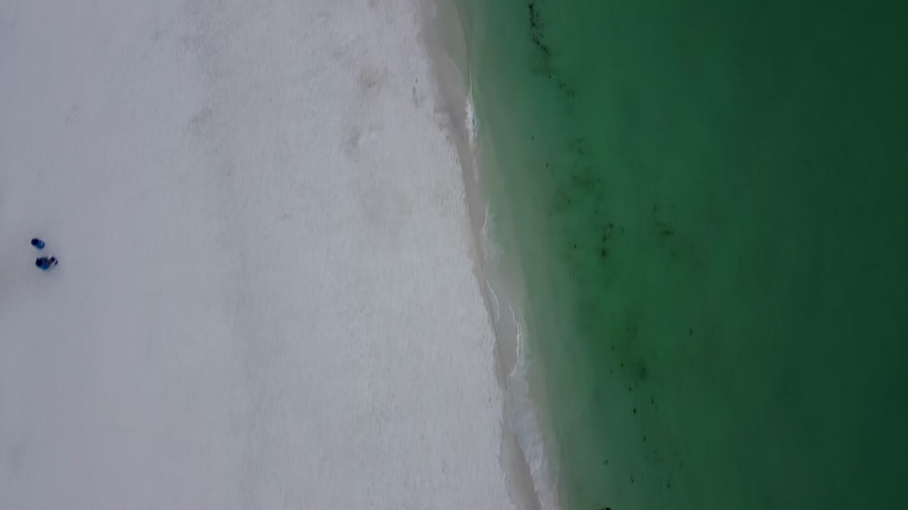 paseo por la mañana en la playa vacía de la isla de okaloosa en la playa de fort walton, florida
