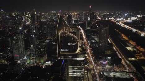 Bangkok-Wolkenkratzer-Und-Bahnhof-Bei-Nacht