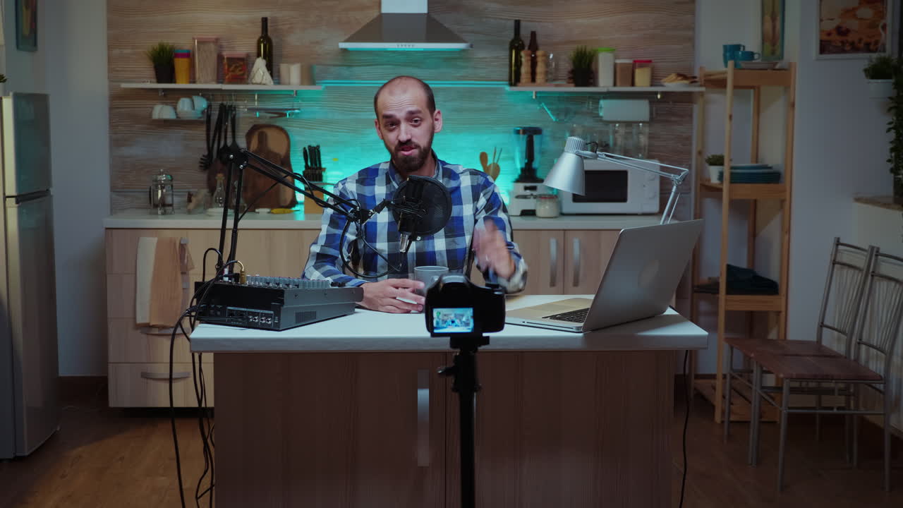 esposa mostrando fotos en el teléfono inteligente