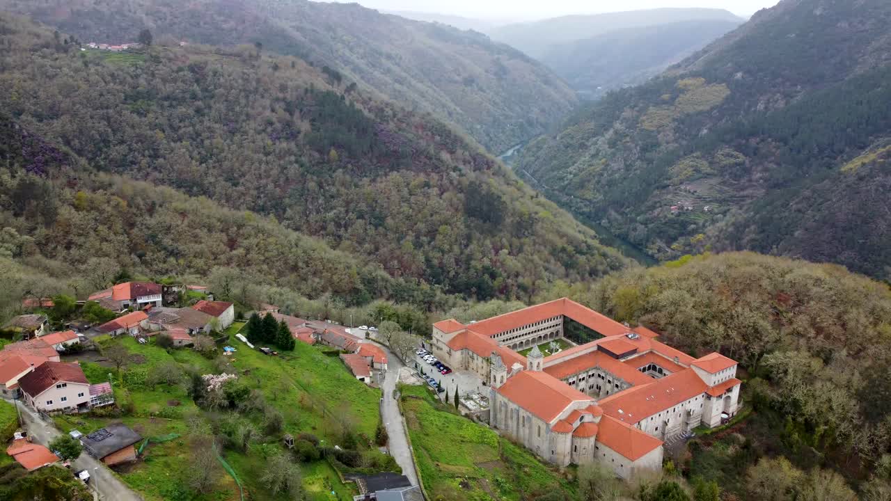 vista panorámica del icónico monasterio español en la cima de la montaña con vistas al valle