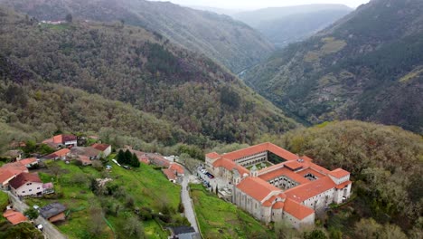 Panoramic-view-of-iconic-spanish-monastery-on-top-of-mountain-overlooking-valley