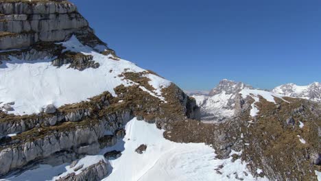 volando sobre la cresta de la montaña