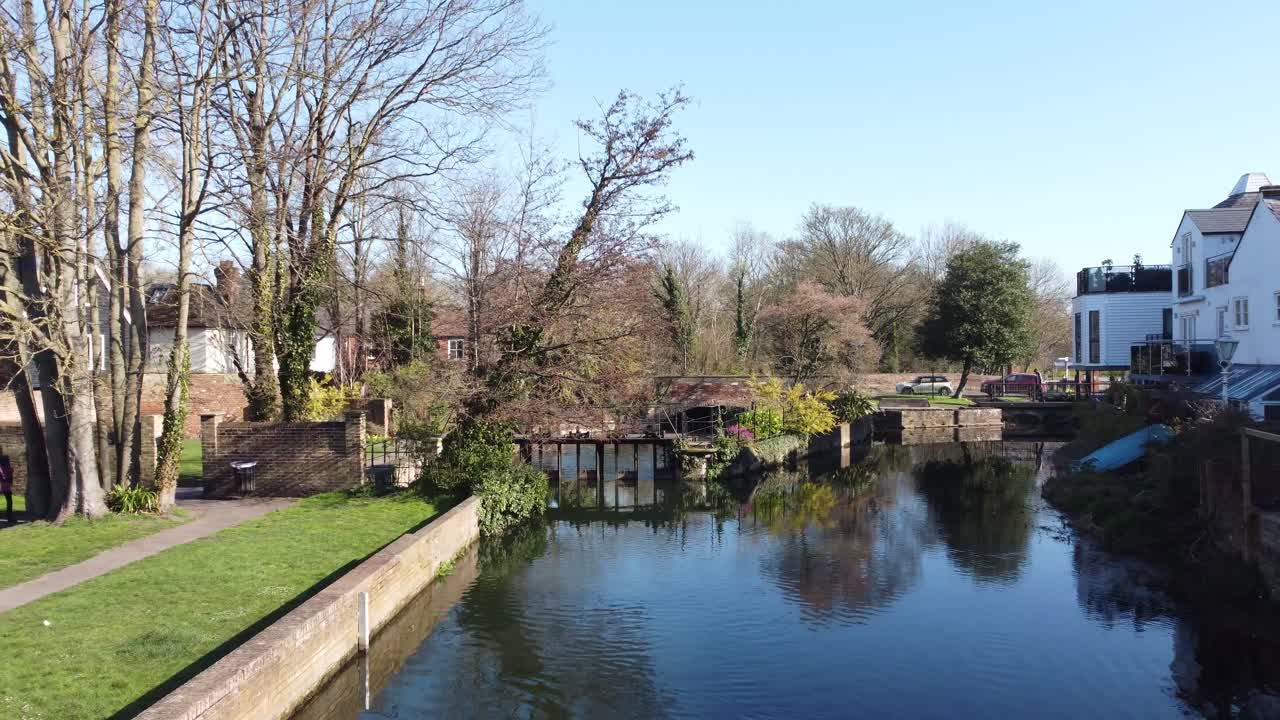 volando lentamente sobre great stour en abbots gardens en canterbury