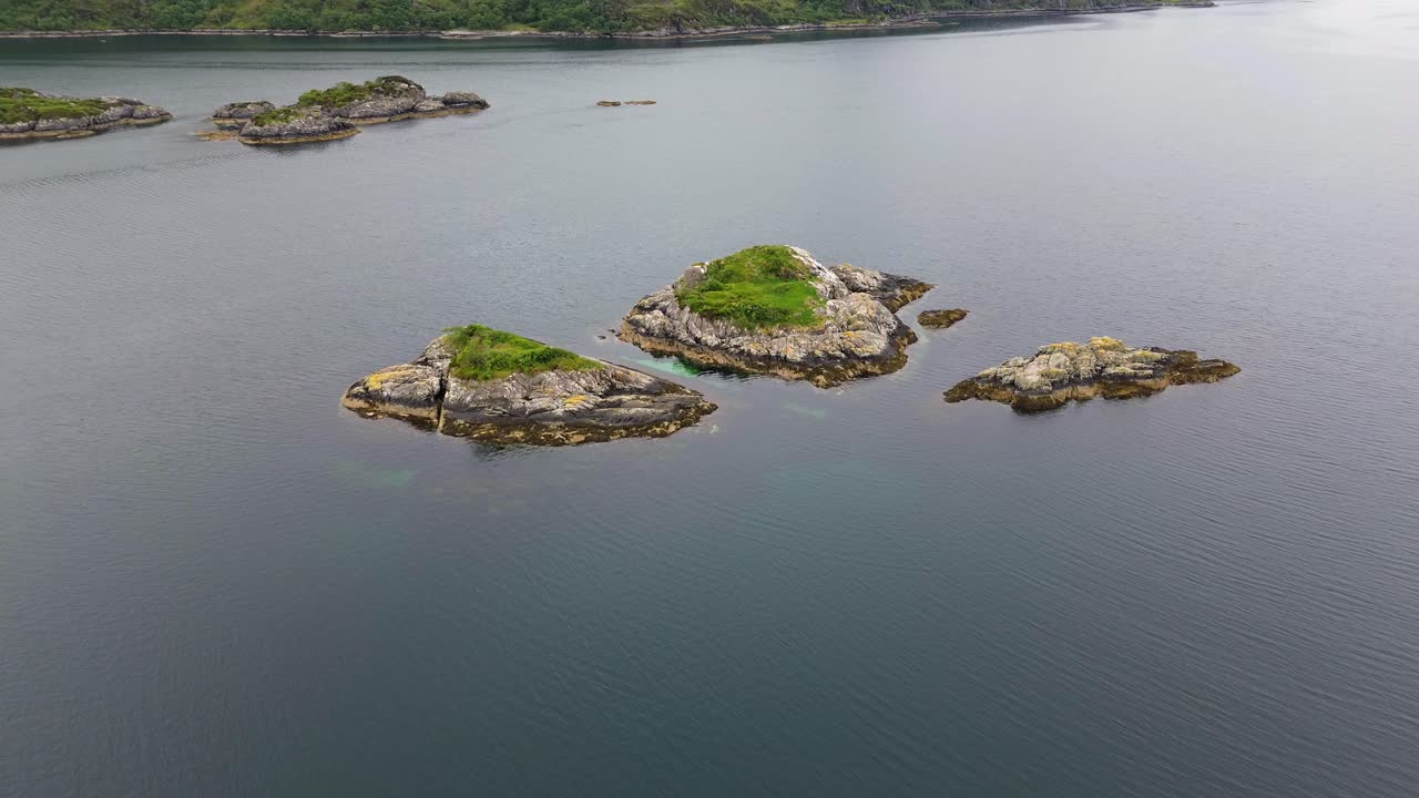 imágenes de drones de islas rocosas y aguas tranquilas