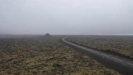 Island-Ländliches-Moos-Auf-Felsen-Mit-Drohnenvideo,-Das-Sich-Vorwärts-Bewegt