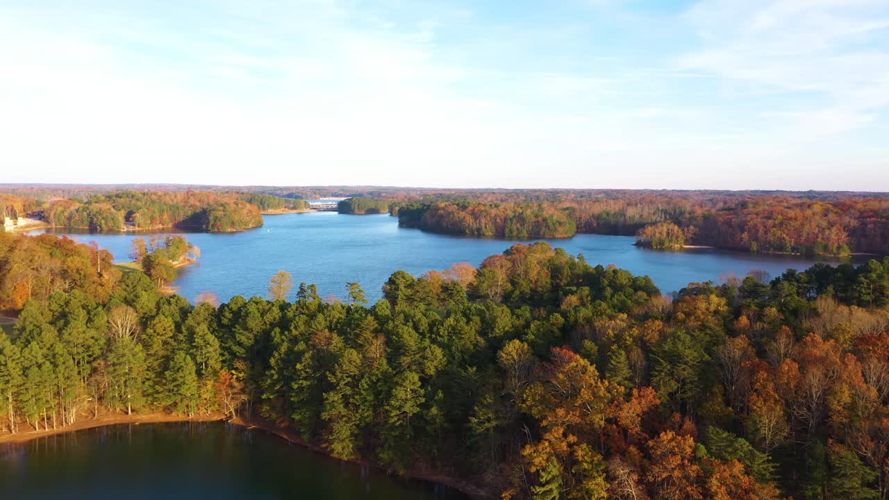 paisaje de otoño en el lago lanier en georgia