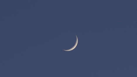 Beautiful-waxing-crescent-moon-glowing-in-dark-blue-sky-at-twilight