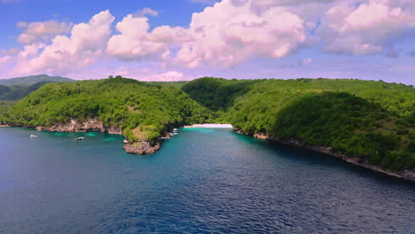 Playa-Exótica-Paradisíaca-Escondida-Entre-Dos-Acantilados-Con-Una-Densa-Selva-Tropical