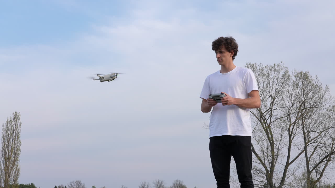 리모컨으로 드 터 드론을 조종하는 젊은이, 느린 동작