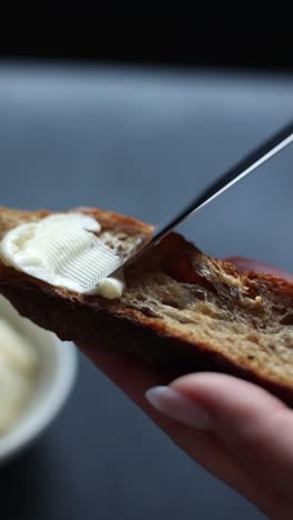 mantequilla en una rebanada de pan