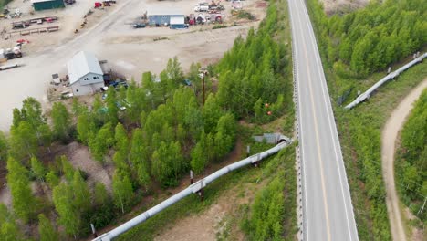 video de dron de 4k del cruce del oleoducto trans alaska debajo de la carretera en fairbanks, ak durante el día soleado de verano-2