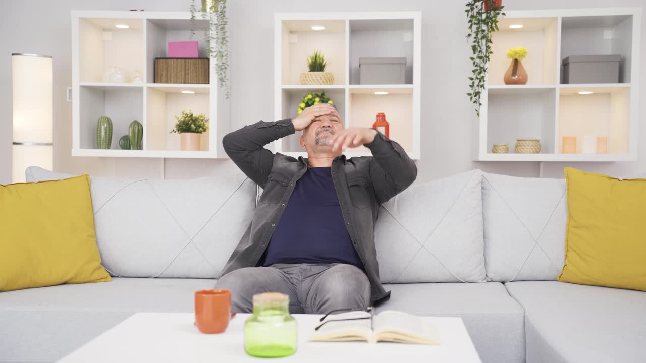 고열을  ⁇ 고 있는 병든 노인.