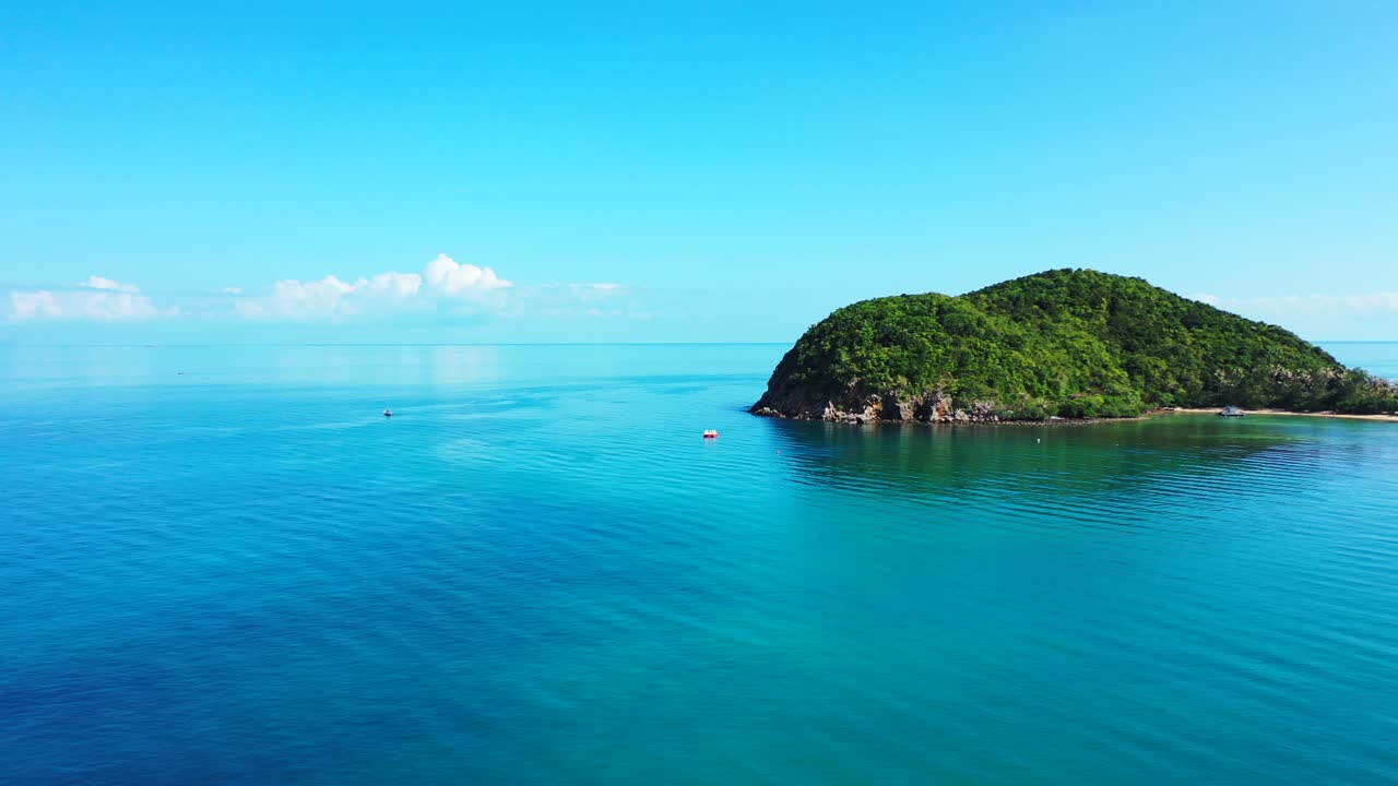 무성한 식물과 청록색 바다의 잔잔한 맑은 물로 둘러싸인 바위가 많은 해안선이 있는 아름다운 열대 섬